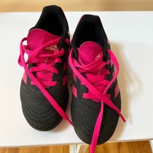 Almost BRAND NEW. Girl soccer cleats. Pink/black. Used only 1 time.
